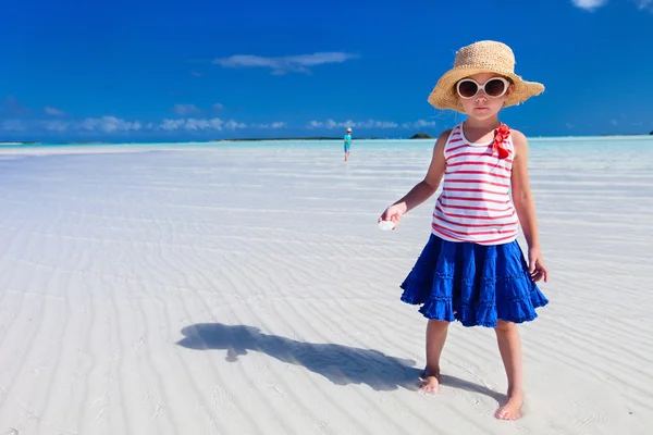 Adorable niña en la playa — Stockfoto