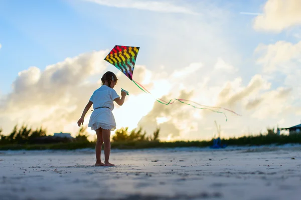 Маленька дівчинка літає повітряним змієм — стокове фото