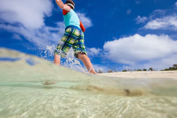 Kleiner Junge im Urlaub — Stockfoto