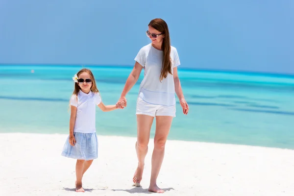 Mãe e filha na praia — Fotografia de Stock