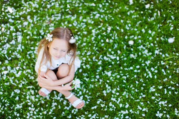 Liten flicka våren porträtt — Stockfoto