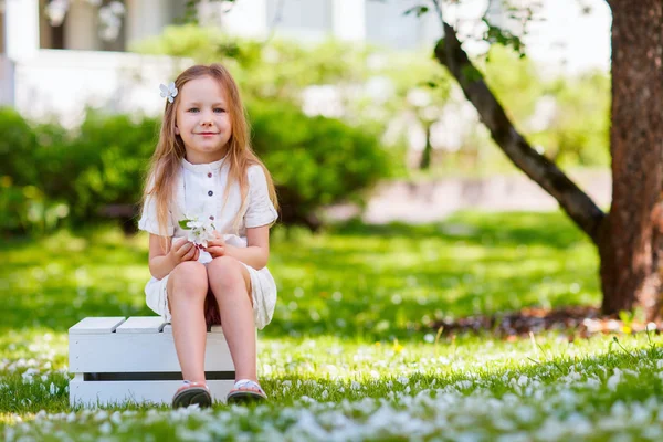 Little girl spring portrait — Stock Photo, Image