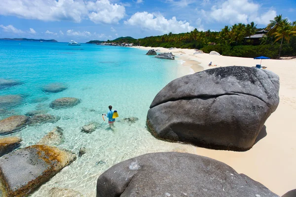 Vrouw met snorkeluitrusting op tropisch strand — Stockfoto