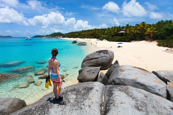 Woman with snorkeling equipment at tropical beach — Stock Photo, Image