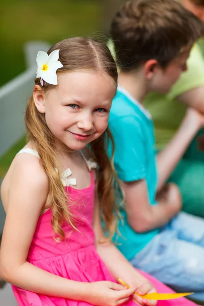 Petite fille en plein air — Photo