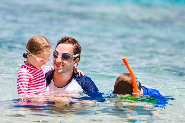 Far med barnen på stranden — Stockfoto