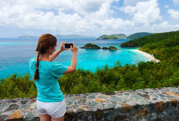 Turistické dívka v kufru zátoce na ostrově st john — Stock fotografie