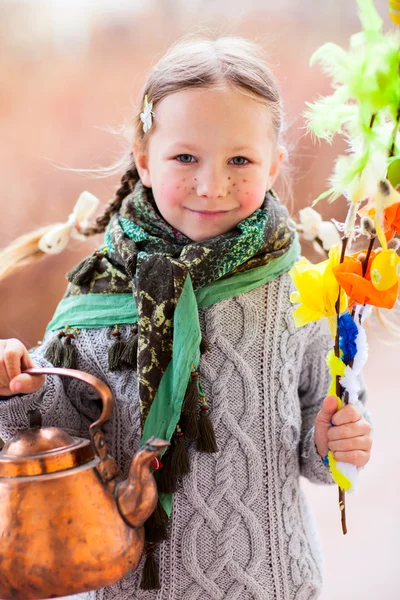 Маленька дівчинка святкує Великдень — стокове фото