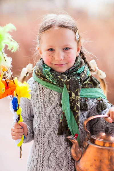 Liten flicka firar påsk — Stockfoto