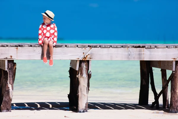 Entzückendes kleines Mädchen am Strand — Stockfoto