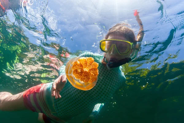 Turist snorkling i Jellyfish Lake — Stockfoto