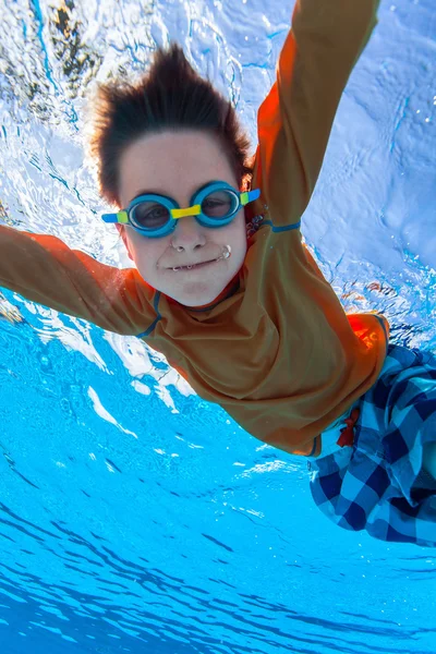 Junge schwimmt unter Wasser — Stockfoto