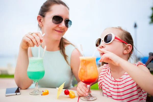 Mor och dotter på café — Stockfoto