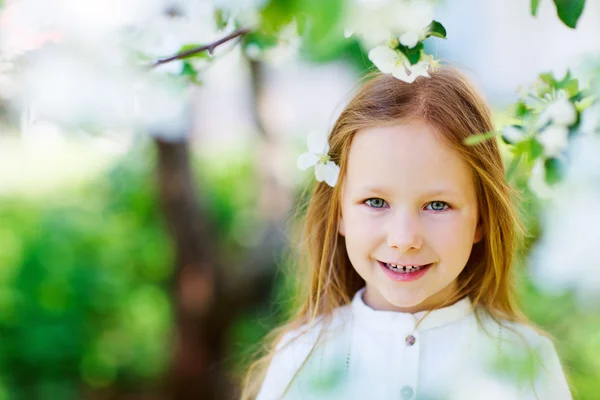 Weinig meisje voorjaar portret — Stockfoto