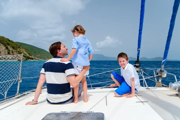 Famiglia a vela su uno yacht di lusso — Foto Stock