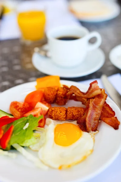 Frühstück mit Spiegeleiern — Stockfoto