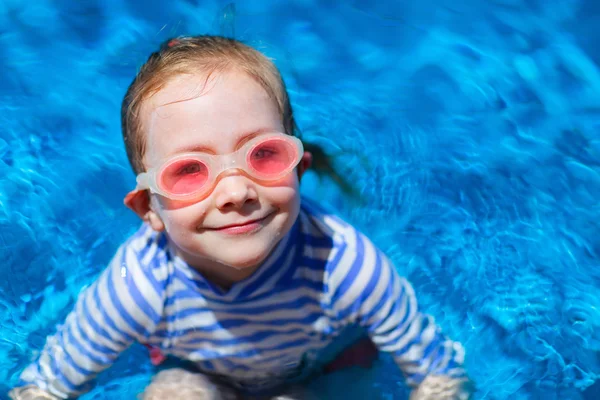 Niña en la piscina — Foto de Stock