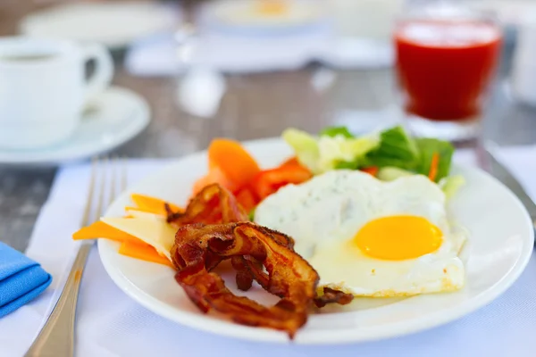 Frühstück mit Spiegeleiern — Stockfoto