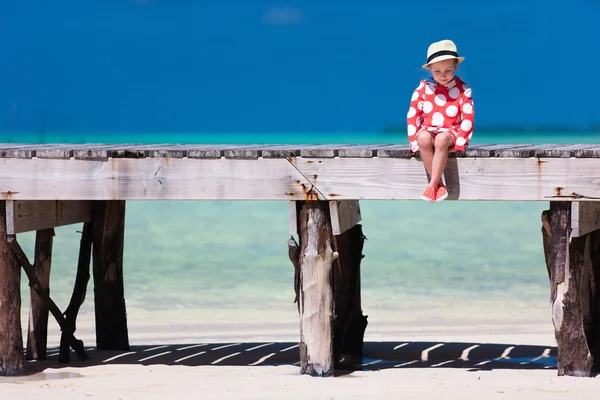 Bedårande liten flicka på stranden — Stockfoto