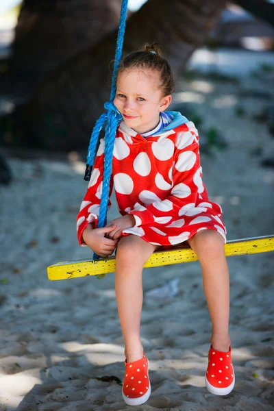 Κοριτσάκι με κούνια — Φωτογραφία Αρχείου