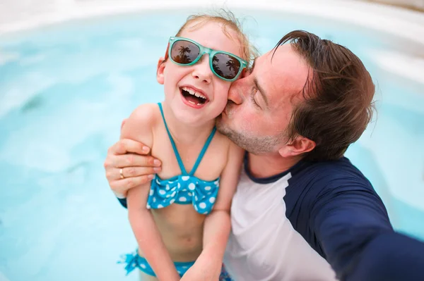Padre e hija en la piscina — Foto de Stock