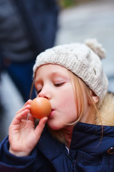 Lilla flickan äta ägg — Stockfoto