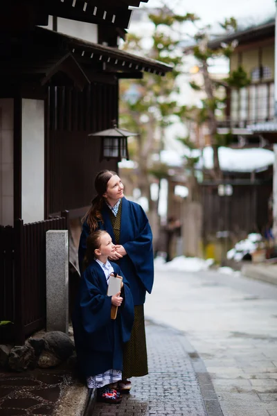 Kleines Mädchen mit Yukata — Stockfoto