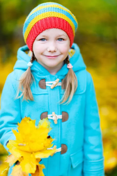 Liten flicka utomhus på höstdag — Stockfoto