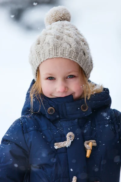 Petite fille en plein air en hiver — Photo