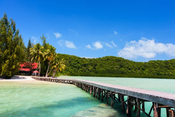 Hermosa playa tropical en la isla exótica en el Pacífico —  Fotos de Stock