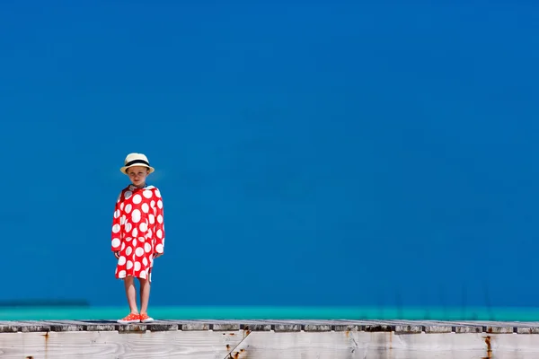 Bedårande liten flicka på stranden — Stockfoto