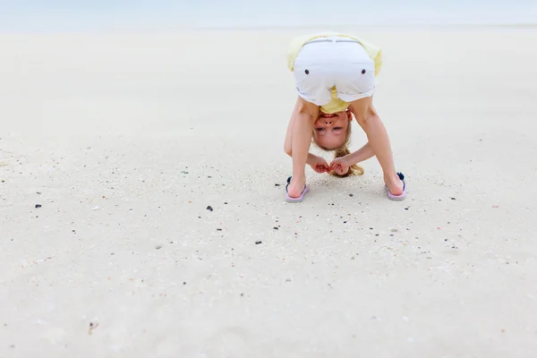 Adorable niña en la playa — Stockfoto