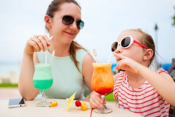 Madre e hija en la cafetería — Foto de Stock