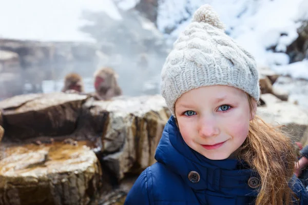 Liten flicka på monkey park — Stockfoto