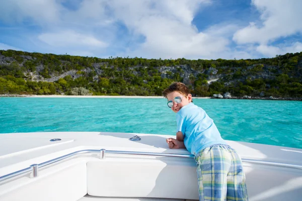 Маленький хлопчик на розкішній яхті — стокове фото