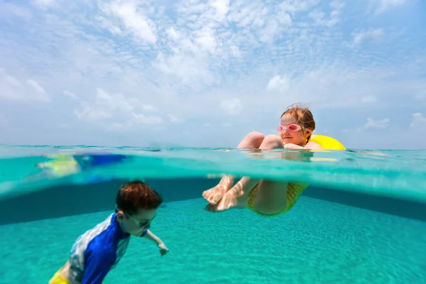 Kinder haben Spaß beim Schwimmen in den Sommerferien — Stockfoto