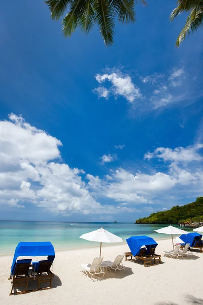 Pięknej tropikalnej plaży na egzotycznej wyspie — Zdjęcie stockowe