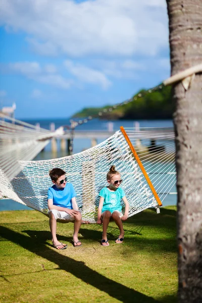 Kinderen ontspannen in een hangmat — Stockfoto