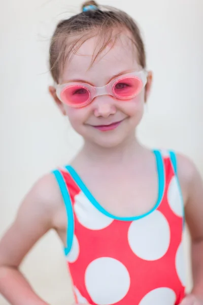 Adorable niña en la playa — Foto de Stock