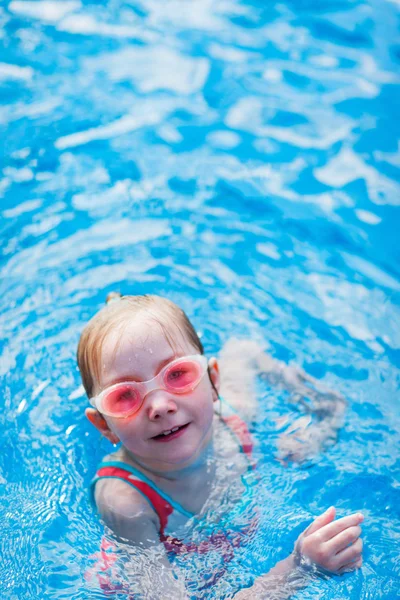 Niña en la piscina —  Fotos de Stock