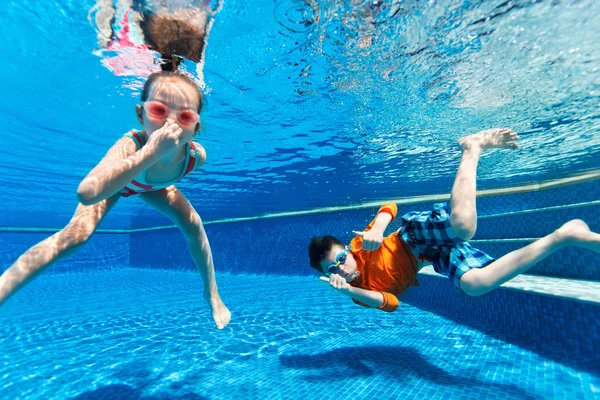 Niños nadando bajo el agua —  Fotos de Stock