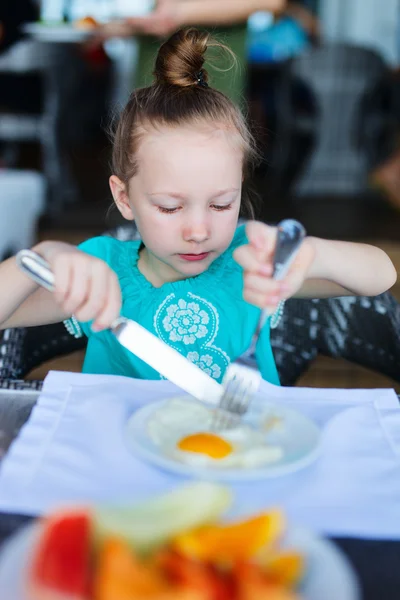 Küçük kız yemek kahvaltı — Stok fotoğraf