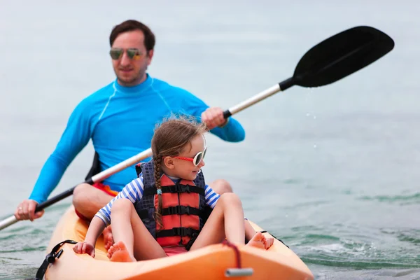 Father and daughter kayaking — Stock Photo, Image