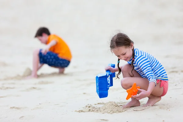 Dwójki dzieci na plaży — Zdjęcie stockowe