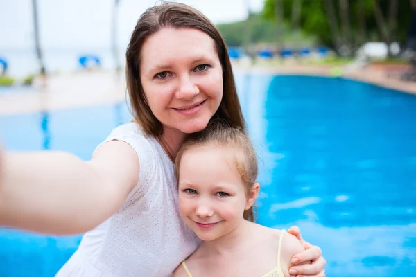 Moeder en dochter in het resort — Stockfoto