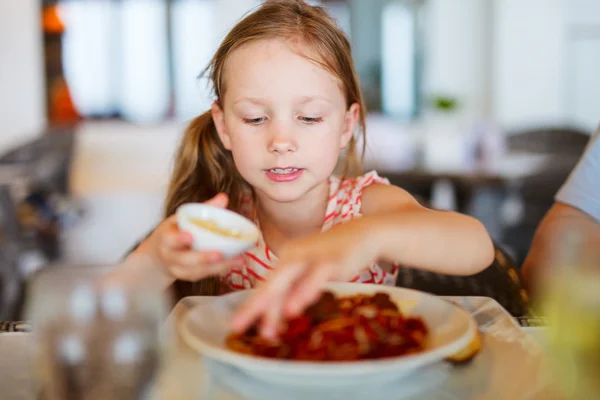 Dziewczynka je spaghetti. — Zdjęcie stockowe