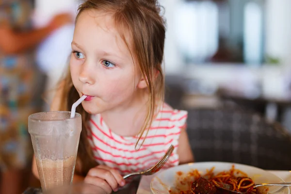 Маленькая девочка ест спагетти — стоковое фото