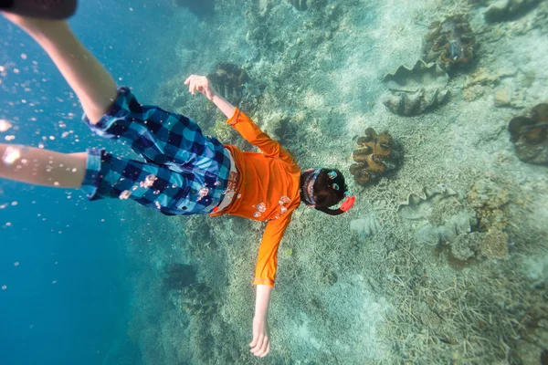 Niño nadando bajo el agua —  Fotos de Stock