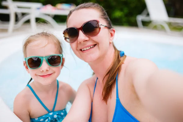 Mother and daughter on vacation — Stock Photo, Image