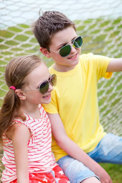 Bruder und Schwester im Freien — Stockfoto